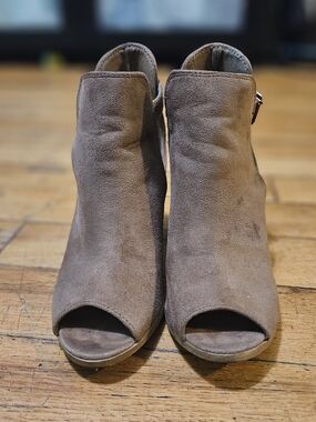 TOP Moda Taupe Suede Peep-Toe Mule Booties 3-3.5 Heel Size 7.5